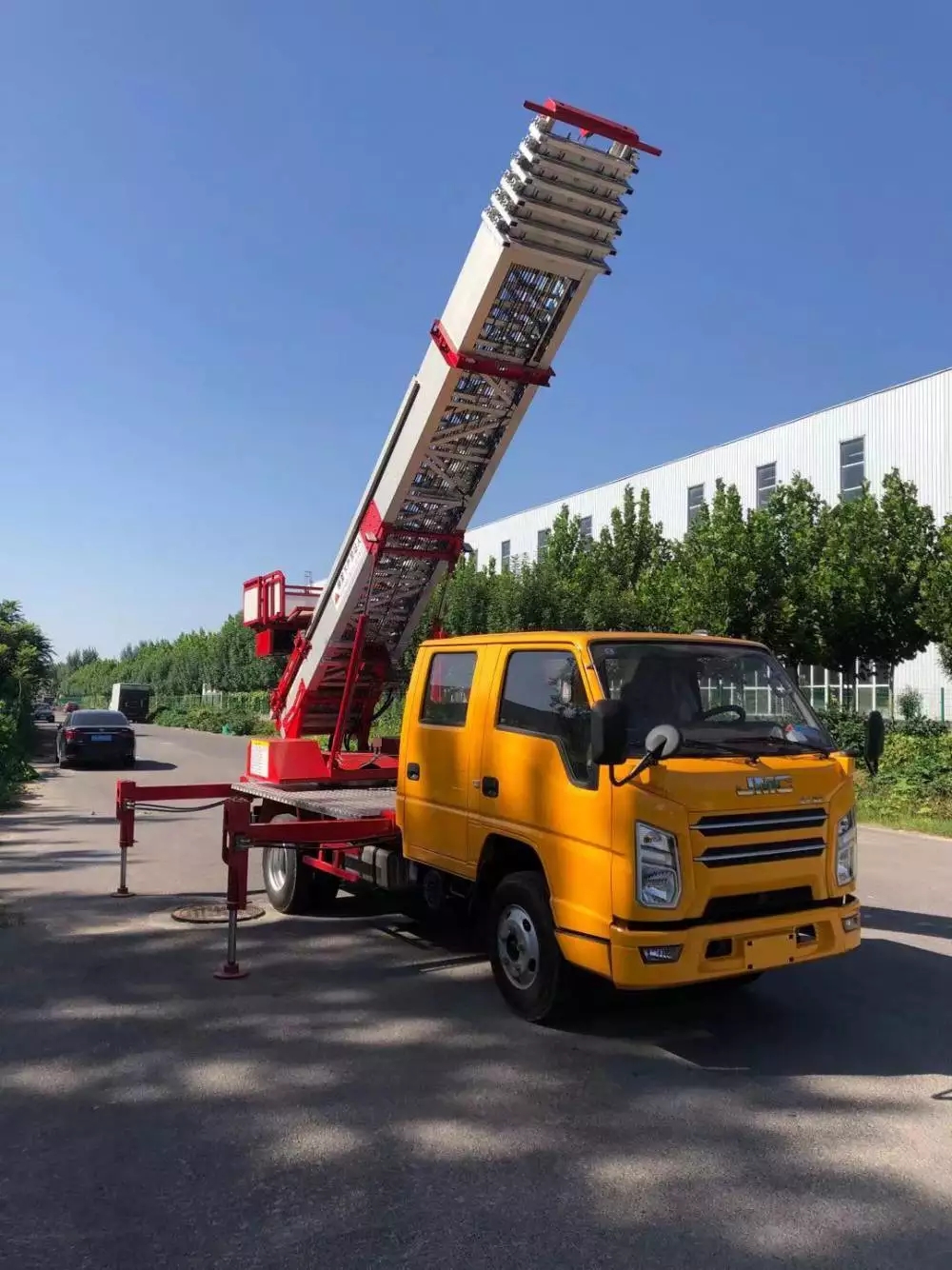 滦县附近的云梯车出租服务：轻松解决高空作业需求